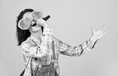 Neşeli kadın etkinlik yöneticisi. Karaoke yapan bir kız. Mutluluğu ve neşeyi hisset. Kot tarzı güzel bir bayan mikrofon takıyor. Müzik ve vokal. Kadın şarkıcı mikrofon kullanıyor. bir etkinlik yönet