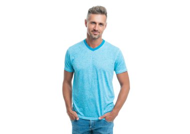 Mutlu, yakışıklı, beyaz tenli, sıradan bir şekilde gülümseyen bir adam.