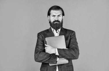 Bu benim bilgisayarım. Yakışıklı CEO 'nun bilgisayarı. Patron ve çalışan. Çevik iş. Online eğitim konsepti. İnternetten alışveriş yap. Bilgisayarı olan kendine güvenen bir iş adamı. Takım elbiseli vahşi erkek.