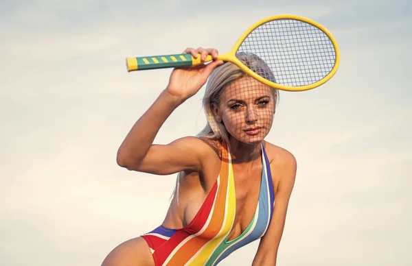 Badminton gracz kobieta w plaży letni strój kąpielowy z rakietą, sport — Zdjęcie stockowe