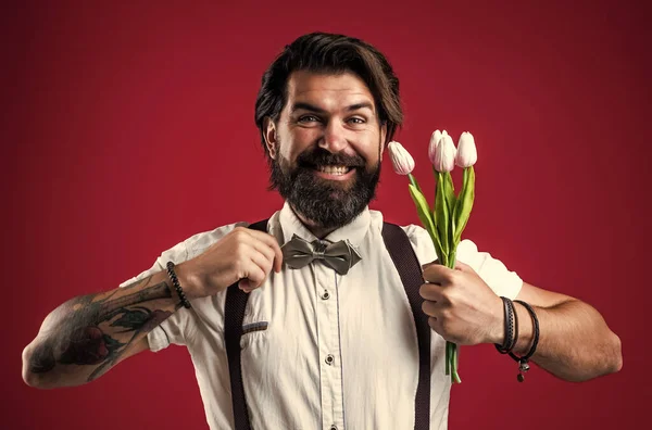 Heureux homme mûr avec barbe tient un bouquet de tulipes pour le cadeau de vacances, bonne Saint-Valentin — Photo