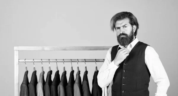 Άνδρας που διαλέγει κοστούμι από την προσωπική ντουλάπα, μόδα ρούχα έννοια — Φωτογραφία Αρχείου