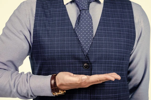 Cropped man in formalwear παρουσιάζοντας το προϊόν με ανοικτό χέρι, διαφήμιση — Φωτογραφία Αρχείου
