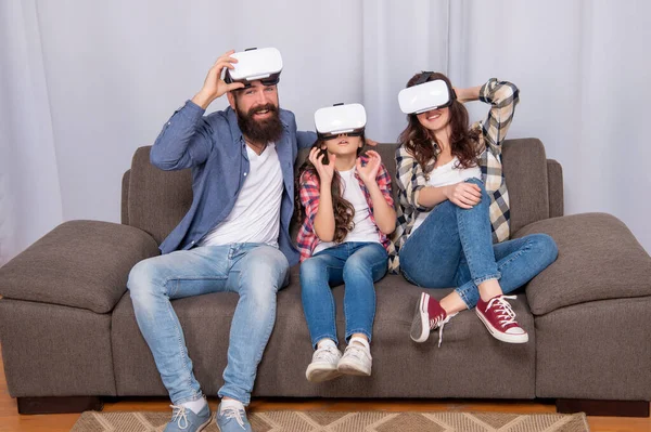Padres positivos con el niño pasar tiempo juntos en gafas vr en casa, videojuego — Foto de Stock