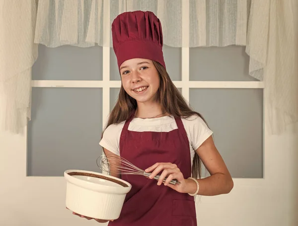 놀라운 경험이었습니다. 아이들은 부엌에서 요리를 합니다. 직업을 선택 한다. 작은 도우미가 비트를 사용 합니다. 요리와 요리. 행복 한 어린 시절. 행복 한 아이들은 요리용 유니폼을 입습니다. 모자를 쓰고 앞치마를 입은 요리사 — 스톡 사진