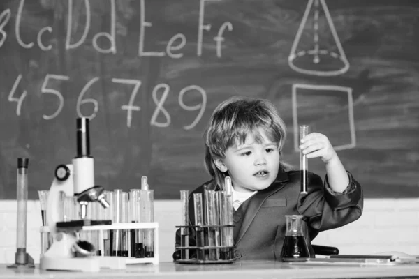 Επιστημονικά πειράματα με μικροσκόπιο στο εργαστήριο. Βιολογία. Επιστήμονας σχολιαρόπαιδο. Ένα μικρό αγόρι στο μάθημα. Πίσω στο σχολείο. Το αγοράκι κάνει επιστημονικά πειράματα. Έτοιμος για την τελική εξέταση. — Φωτογραφία Αρχείου
