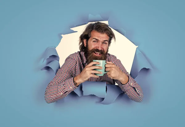 Boldog mosolygós, érett férfi bögrével. A szakállas fickó kávét iszik. brutális kaukázusi hipszter bajusszal. Jó reggelt, kávé. Frissüljetek fel. Ébresztő ital. kezdd a napot. — Stock Fotó