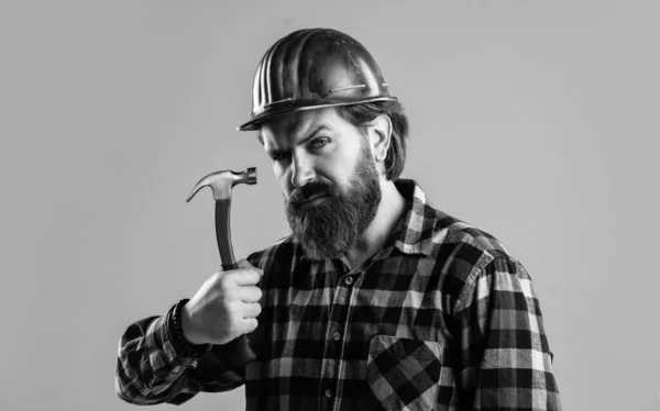 Bonito barbudo cara com barba e bigode segurar martelo, construção — Fotografia de Stock