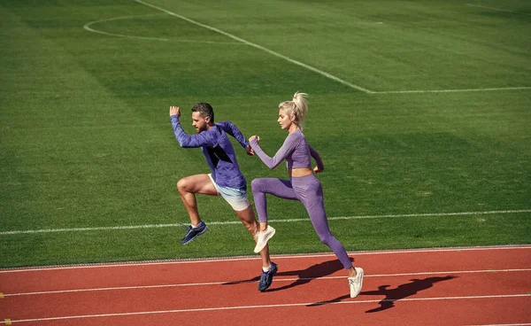 Αθλητισμός. ταχύτητα μαραθωνίου. αθλητικό ζευγάρι τρέχει γρήγορα για να κερδίσει. επιτυχημένες σπρίντερς φυσικής κατάστασης. — Φωτογραφία Αρχείου