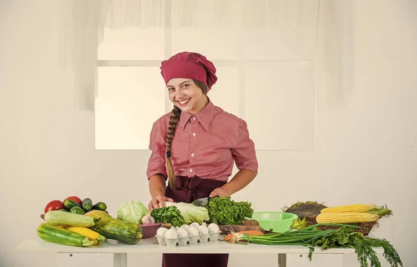 Vamos a cocinarlo. niño con uniforme de chef profesional. niño en sombrero de cocina y delantal. chica en la cocina. — Foto de Stock