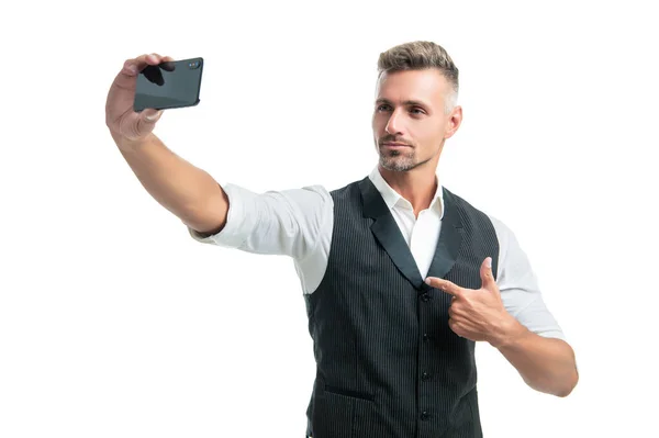 Seriöse professionelle Mann macht Videoanruf mit Handy Zeigefinger isoliert auf weiß — Stockfoto