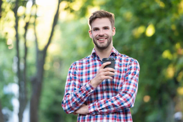 Joven sonriente con camisa a cuadros con taza de café — Foto de Stock