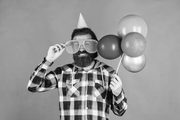 Partiye katılan. Doğum günün kutlu olsun. Erkek bayramı kutlaması. Parti balonlu sakallı adam. Sakallı, traşsız, vahşi adam iş başarısını kutluyor. Saf mutluluğu dile — Stok fotoğraf
