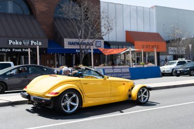 Long Beach, Kaliforniya ABD - 31 Mart 2021: Sarı Chrysler Plymouth Prowler 'ın klasik otomobili