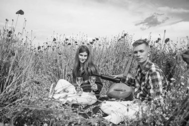 Aşk ve romantizm. Afyon. İlkbahar kırsalında. Çiçek tarlasında gitar çalan aşıklar. müzik.