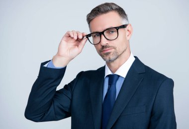 Resmi takım elbise ve gözlük içinde profesyonel bir lider.