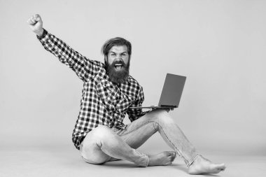 Kendini soyutlama. Mutlu adam piyangoyu kazandı. Mesafe öğrenme. Başarıyı hisset. Coronavirus karantinasındayken evden çalışacağım. Dizüstü bilgisayarında çalışan hipster adamın portresi.