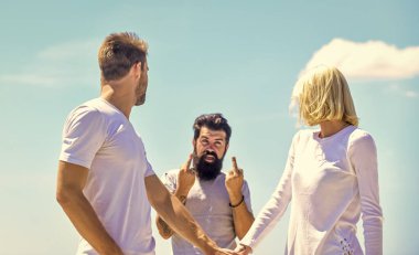 Aşk üçgeni. Sosyal bir sorun. İhanet ve boşanma. İlişki sorunları. Ayrılın. Kişiler arası ilişki. Mutluluk ya da talihsizlik. Birbirine aşık çiftler. Üçüncü adam. Aile psikolojisi