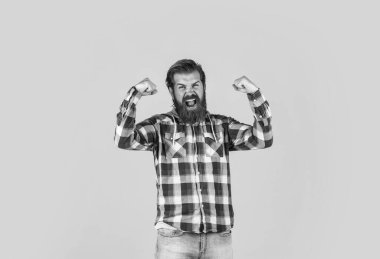 Modaya uygun saç stili olan mutlu, şık sakallı adam. Kareli gömlek, mutluluk.