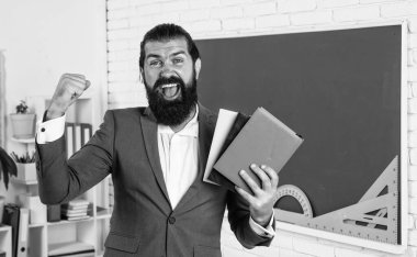 Harika bir gün. Konuyu öğrenmek. Sakal tutan mutlu adam. Eğitim için edebiyat. gayri resmi eğitim. Ders sırasında erkek öğrenci sınıfta. Sınavı geç.