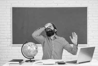 Vahşi traşsız adam. Sınıfta üniversite öğretim görevlisi, bilgi.