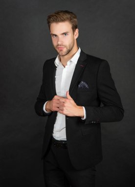 Siyah arka planda saç stili olan genç adam, erkek güzeli.