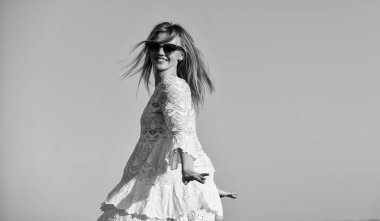 Düşüncesizlik ve kolaylık. Doğallık kavramı. Dans eden kadın. Akıl sağlığı. Kız mavi gökyüzü geçmişi. Duygusal bir kız. Mutlu kız beyaz elbisesi rahat olsun. Yaz partisi. Güneşli bir gün. Tasasız kız. Özgürlük