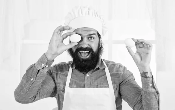 Chef masculino en sombrero preparar comida saludable, huevo saludable —  Fotos de Stock