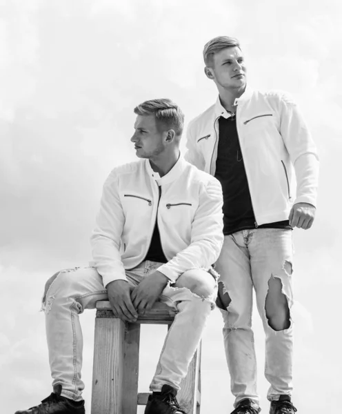 Uniti. modelli casual sicuri. gemelli fratello in bianco. bellezza e moda maschile. — Foto Stock