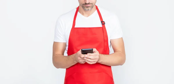 Homem maduro no avental conversando no smartphone — Fotografia de Stock
