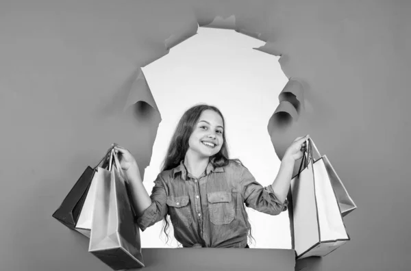 Chica de moda buscando niño con paquetes regalos, tiempo de compras — Foto de Stock