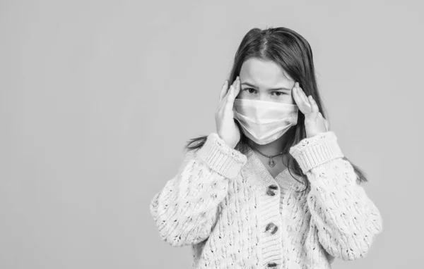 Flicka barn med huvudvärk som coronavirus symptom bär respirator mask, koronavirus — Stockfoto