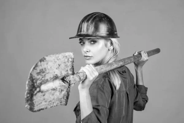 Mujer ingeniero en casco protector y caldera mantenga pala sobre fondo naranja, ingeniería — Foto de Stock