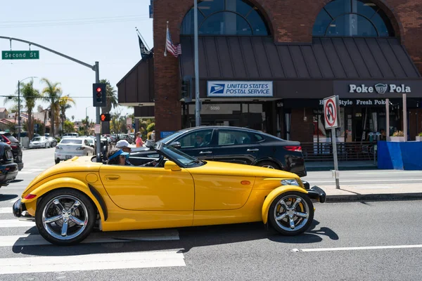 Long Beach, California, EE.UU. - 31 de marzo de 2021: automóvil clásico de Chrysler Plymouth Prowler. vista lateral. —  Fotos de Stock