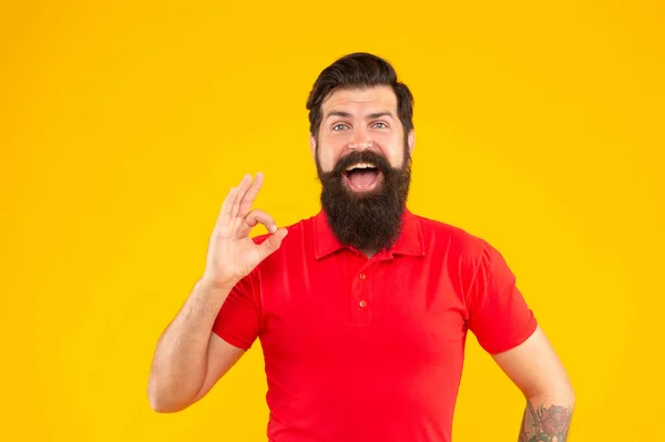 Um caucasiano brutal com bigode. homem barbudo confiante e bonito — Fotografia de Stock