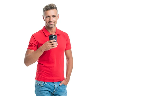 Hombre feliz en camiseta roja casual sosteniendo taza desechable con café para llevar aislado en blanco — Foto de Stock