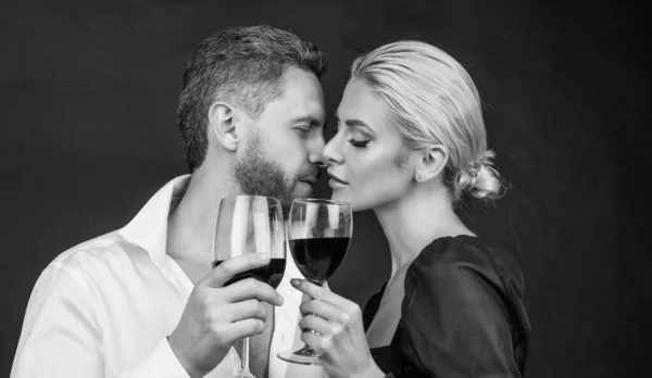 Happy valentines day. business corporate party. cheers. couple in love. — Stock Photo, Image