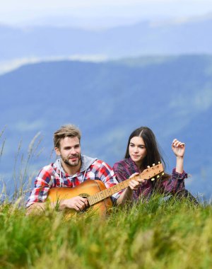 Yaz tatilinde romantik bir çift. Romantik randevu için ideal bir yer. Romantik bir ruh hali. Birbirine aşık bir çift dağın tepesinden manzaranın tadını çıkarıyor. Gitar çalan bir erkek arkadaş. Onun için şarkı söylemek. Romantik yürüyüş
