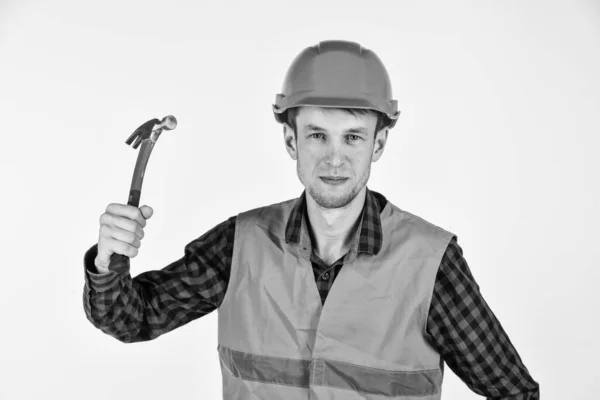 Construção e construção. reparação arquiteto qualificado e conserto. carreira de engenheiro trabalhador. ferramentas para reparação. jovem de chapéu duro. homem construtor usar martelo. reparador profissional em capacete. exame — Fotografia de Stock