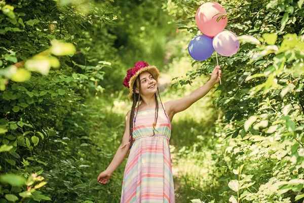 Niño alegre en verano con globos de fiesta. moda de primavera niño. niña con flores de rosa. —  Fotos de Stock