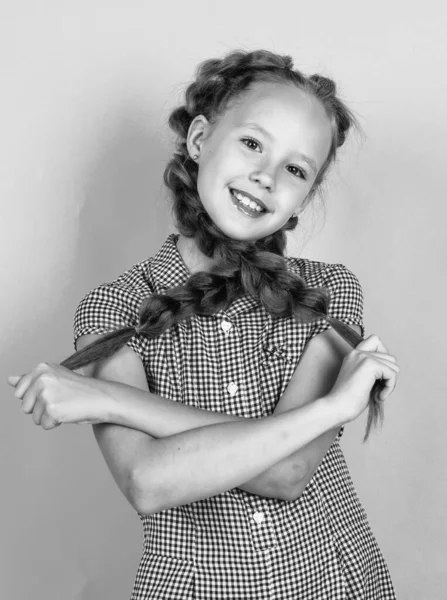 Menina adolescente feliz com cabelo trançado em tranças, infância — Fotografia de Stock