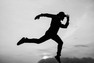 Bırak özgürlük çalsın. Dayanıklılık ve enerji. İlham lazım. İnsan motivasyonu hisseder. Kendine meydan okuyor. Gökyüzü arka planında insan silueti var. Güven ve başarı. başarılı geleceğe git