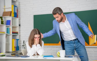 Sinirli öğretmenle sınıfta çocuk eğitimi.