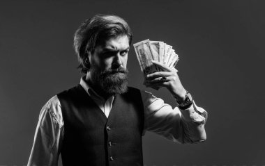 Zengin adamın elinde nakit para, finansal başarı, gelecek konseptine yatırım var.