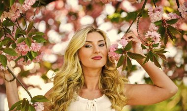 Bahar rüzgarının tadını çıkarıyorum. Pembe kiraz ağacı çiçekleri. Çiçek aroması tedavisi. Eski ve eski moda. Saf güzellik dişisi. Tasasız ve mutlu bir kadın. Seksi kız sakura çiçeğinin tadını çıkarıyor. bahar çiçekli ağaç