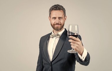 Şarap garsonu. Adam kırmızı şarap içiyor. Sevgililer Günü için şerefe. Alkol.