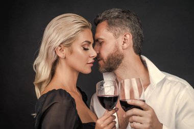 Şerefe! Birbirine aşık çiftler. Çiftler şampanya içer. Özel bir kutlama. Aşk randevusu.