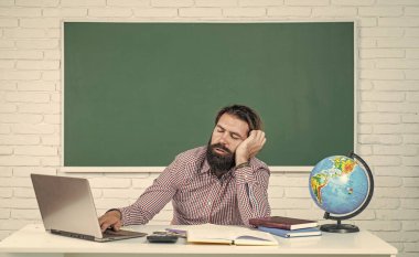 uyuyan erkek. resmi eğitim. Bilgi günü. Olgun sakallı öğretmen derste. Sınıfta tahtasıyla çalışan acımasız bir adam. Sınava hazırlan. Ders üzerine ders veren üniversite hocası. Okula geri dön.