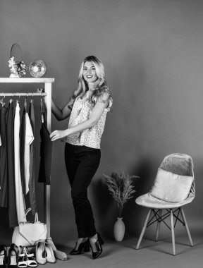 Moda butiği, kostüm seçen şık bir kadın.