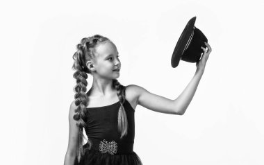 Şuna bak. Siyah şapkalı çocuk beyaz arka planda izole edilmiş. Kuaför salonu. Saçlarının güzelliği. Retro görünümlü genç kız. Güzellik ve moda. Mutlu çocukluk. çocuk modası modası
